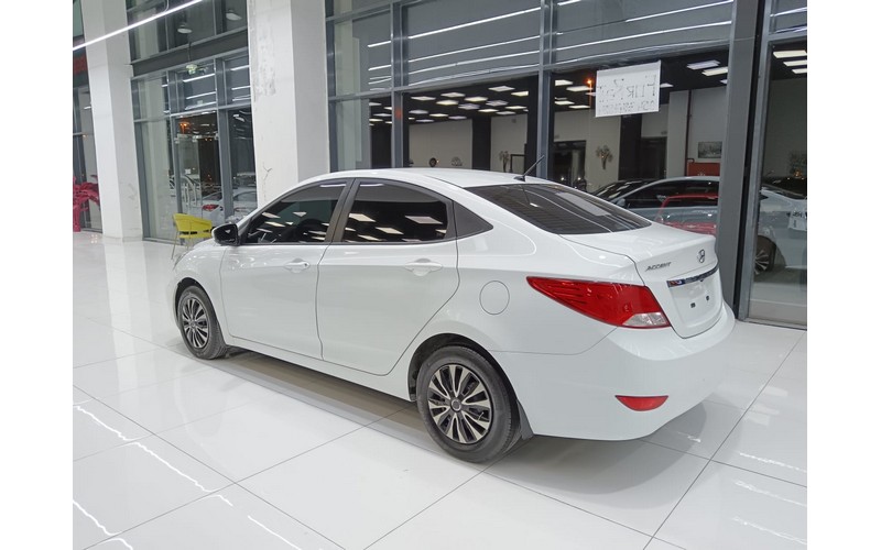 HYUNDAI ACCENT (2015)
